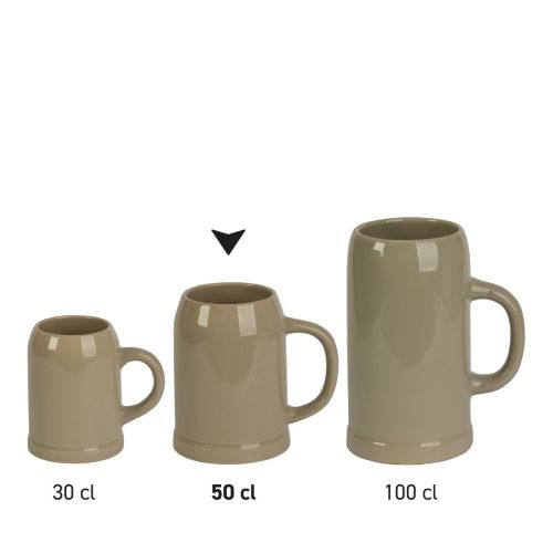 Serie von Bierkrügen aus Steingut in verschiedenen Größen, nebeneinander angeordnet, Übersicht über mehrere Bierkrüge.