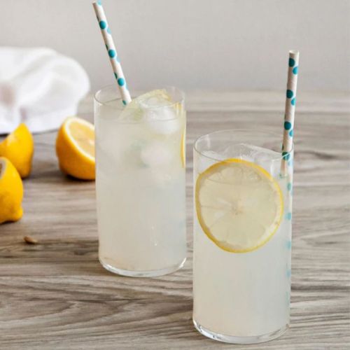 Top Class Becherglas von 38 cl. mit Füllung im Stimmungsraum, transparentes Trinkglas im Gebrauch.