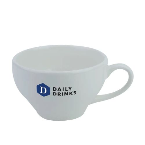 Barista Milchkaffeetasse 30 cl. mit mehrfarbigem DailyDrinks Logo auf der Vorderseite.