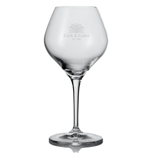Amoron Bierglas von 56 cl mit fein eingraviertem CorkColor-Logo auf der Vorderseite des Glases sichtbar. Amoron Bierglas von 56 cl mit fein eingraviertem CorkColor-Logo auf der Vorderseite des Glases sichtbar.