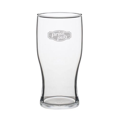 Gravur des PrintPub-Logos auf der Vorderseite des Bierglases Tulip stack 28 cl, sichtbar auf dem klaren, stapelbaren Glas.