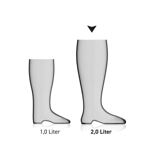 Bierstiefel 2,0 Liter aus Glas, in einer Serie mit mehreren Exemplaren nebeneinander dargestellt
