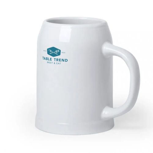 Bierkrug Hamburg 70 cl. mit einfarbig aufgedrucktem Logo "TableTrend", mittig auf der Vorderseite.