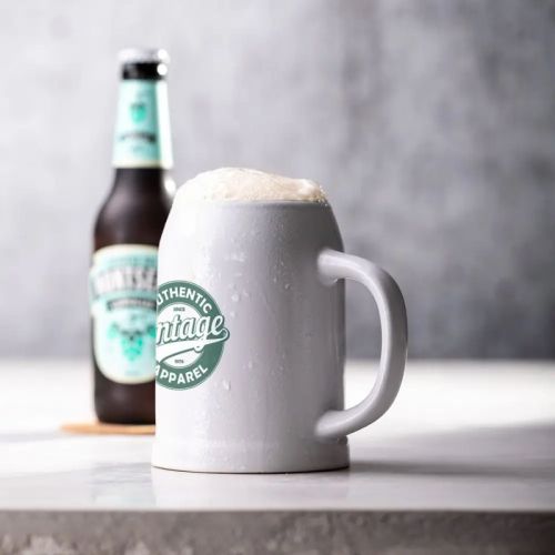Gefüllter Bierkrug Hamburg 70 cl. mit aufgedrucktem Logo, stimmungsvoll auf den Tisch gestellt.