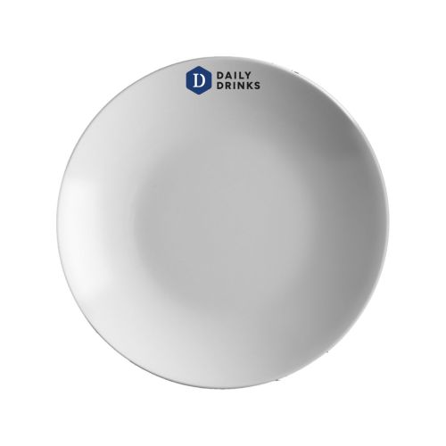 Tiefer Teller Isabelle 23 cm aus Porzellan, bedruckt mit dem mehrfarbigen DailyDrinks-Logo auf der Vorderansicht.