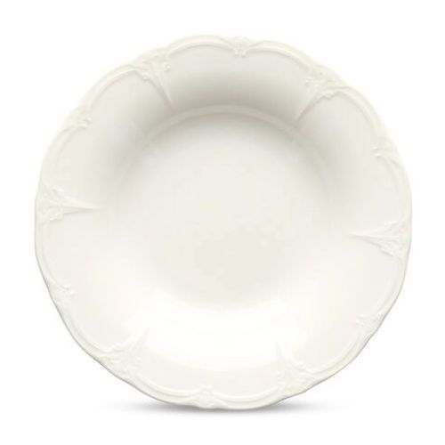 Retro Teller 24 cm tief, aus weißem Porzellan, voll sichtbar von vorne auf einfarbigem Hintergrund.