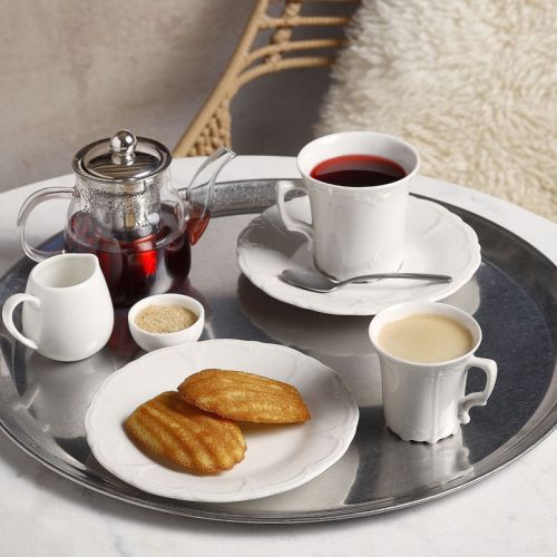 Gedeckter Tisch mit Retro Teller 16 cm aus Porzellan, gefüllt und mit gedrucktem Logo in einem Stimmungsraum.