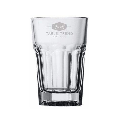 Gravur des TableTrend-Logos auf der Vorderseite des niedrigen Glases Casablanca Latte 29,5 cl. Gravur des TableTrend-Logos auf der Vorderseite des niedrigen Glases Casablanca Latte 29,5 cl.