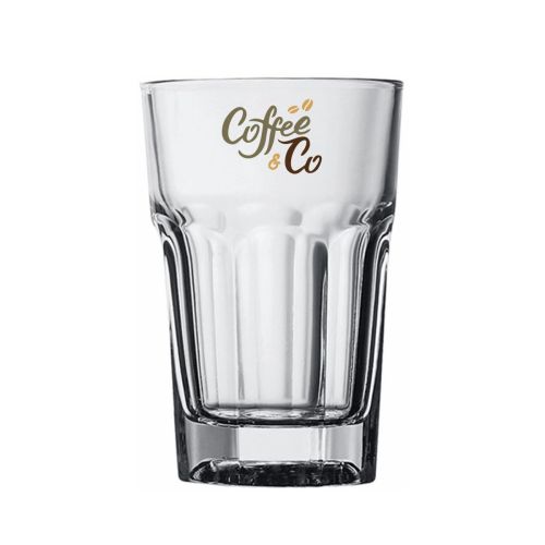 Farbdruck des CoffeeCo-Logos auf der Vorderseite des Casablanca Latte low Glases 29,5 cl. Farbdruck des CoffeeCo-Logos auf der Vorderseite des Casablanca Latte low Glases 29,5 cl.