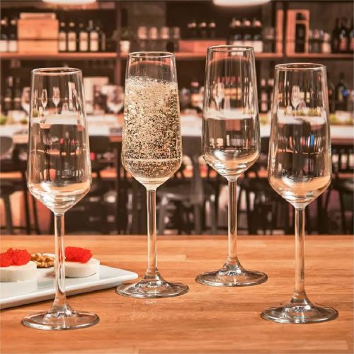 Champagnerglas 19,5 cl Allegra mit aufgedrucktem Logo, präsentiert in einem dekorierten Ambiente.