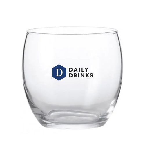 Aufdruck des mehrfarbigen DailyDrinks-Logos auf der Vorderseite des Cosy Moments Tumbler 34 cl. Aufdruck des mehrfarbigen DailyDrinks-Logos auf der Vorderseite des Cosy Moments Tumbler 34 cl.