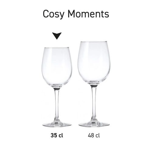 Cosy Moments Gläserserie mit mehreren Cosy Moments Weingläsern, die nebeneinander in Reihe mit unterschiedlichem Inhalt präsentiert werden. Cosy Moments Gläserserie mit mehreren Cosy Moments Weingläsern, die nebeneinander in Reihe mit unterschiedlichem Inhalt präsentiert werden.