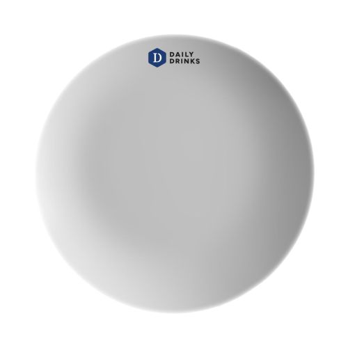 Porzellan-Kuppelteller Isabelle, 24 cm, mit mehrfarbigem DailyDrinks-Logo in der Mitte der Oberfläche.