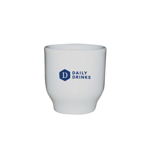 Eierbecher aus weißem Porzellan mit einfarbigem DailyDrinks-Logo auf der Vorderseite. Eierbecher aus weißem Porzellan mit einfarbigem DailyDrinks-Logo auf der Vorderseite.