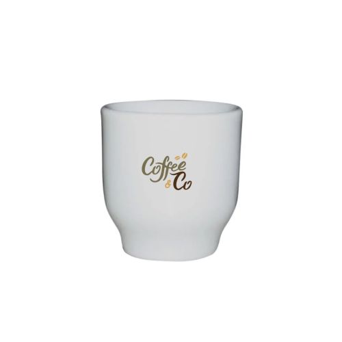 Vorderansicht eines weißen Eierbechers mit buntem CoffeeCo-Logo in mehreren Farben auf der glatten Oberfläche. Vorderansicht eines weißen Eierbechers mit buntem CoffeeCo-Logo in mehreren Farben auf der glatten Oberfläche.