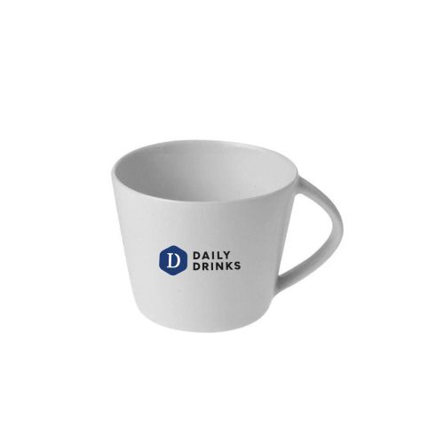 Eva Espresso Weiß 10 cl. SET in Vorderansicht, bedruckt mit auffälligem DailyDrinks-Logo in mehreren Farben. Eva Espresso Weiß 10 cl. SET in Vorderansicht, bedruckt mit auffälligem DailyDrinks-Logo in mehreren Farben.