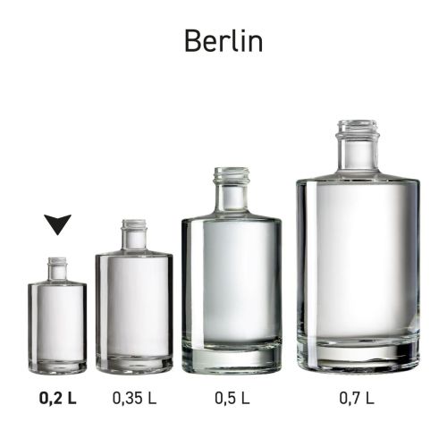 Übersicht über die Bottle Berlin 0,2 Liter Glas als Teil einer Serie mit mehreren Flaschengrößen. Übersicht über die Bottle Berlin 0,2 Liter Glas als Teil einer Serie mit mehreren Flaschengrößen.