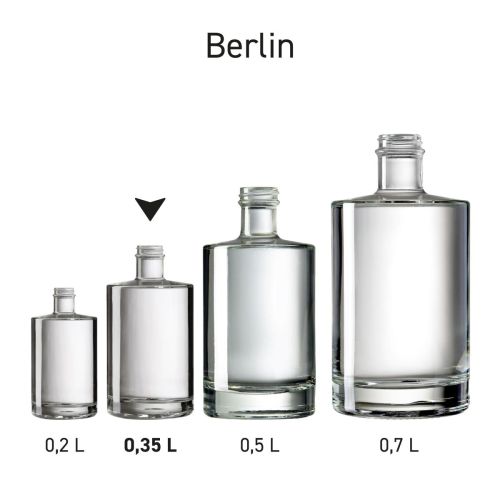 Das 0,35-Liter-Glas Bottle Berlin wird in einer Serie von verschiedenen Größen innerhalb derselben Linie präsentiert. Das 0,35-Liter-Glas Bottle Berlin wird in einer Serie von verschiedenen Größen innerhalb derselben Linie präsentiert.