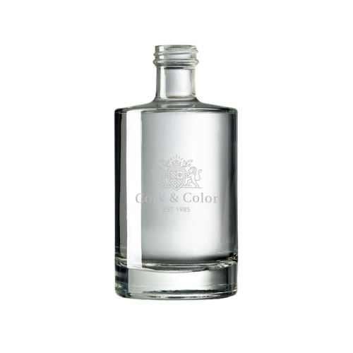 Vorderseite der Bottle Berlin 0,5 Liter Glas mit fein eingraviertem CorkColor Logo in der Glasoberfläche. Vorderseite der Bottle Berlin 0,5 Liter Glas mit fein eingraviertem CorkColor Logo in der Glasoberfläche.