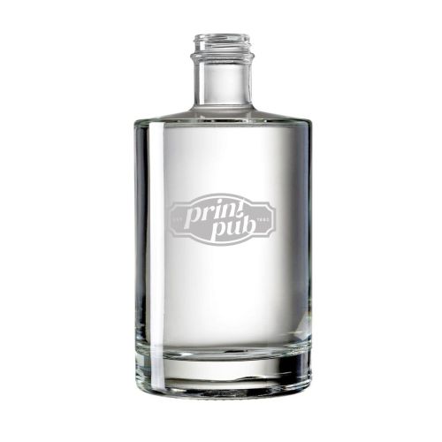 Gravur des PrintPub-Logos auf der Vorderseite einer Glasflasche Berlin 0,7 Liter, minimalistische Darstellung. Gravur des PrintPub-Logos auf der Vorderseite einer Glasflasche Berlin 0,7 Liter, minimalistische Darstellung.