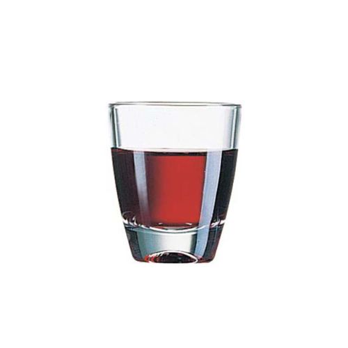 Gefülltes Gin-Shot-Glas 3,5 cl, Inhalt sichtbar vor neutralem weißen Hintergrund.