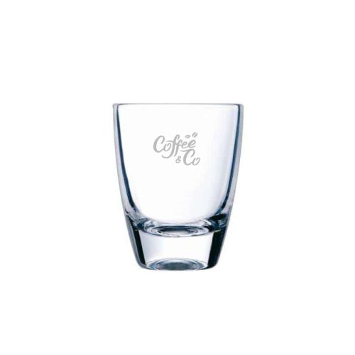 Schnapsglas 3,5 cl mit Frontansicht der feinen Logogravur von CoffeeCo in der Glasoberfläche.