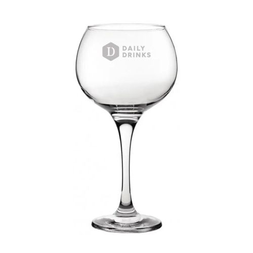 Gin Tonic glas Ambassador 56 cl. mit eingraviertem DailyDrinks-Logo auf der Vorderseite, sichtbar im Glanz des Glases. Gin Tonic glas Ambassador 56 cl. mit eingraviertem DailyDrinks-Logo auf der Vorderseite, sichtbar im Glanz des Glases.
