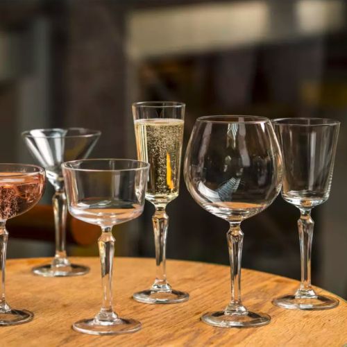 Gin Tonic Glas Spksy 58 cl Glas gefüllt mit Gin Tonic in einer Gastfreundschaft Einstellung.