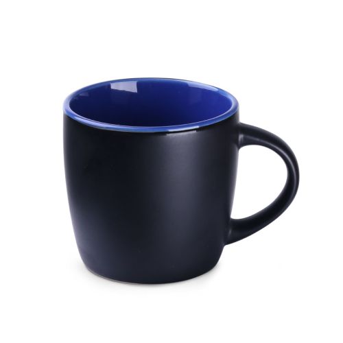 Vorderansicht Handliche Espressotasse 10 cl. aus schwarz-blauer Keramik mit glatter Oberfläche und kompakter Form. Vorderansicht Handliche Espressotasse 10 cl. aus schwarz-blauer Keramik mit glatter Oberfläche und kompakter Form.