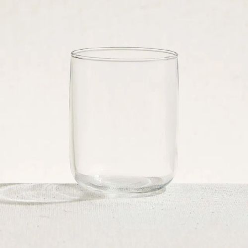 Gefülltes Iconic Tumbler 27 cl. Glas mit klarem Getränk vor weißem Hintergrund in Studioaufnahme.