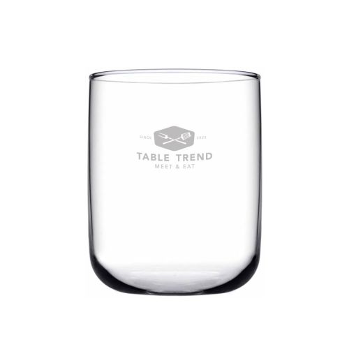 Iconic Tumbler 27 cl. Glas mit einfarbig bedrucktem TableTrend Logo auf der Vorderseite.