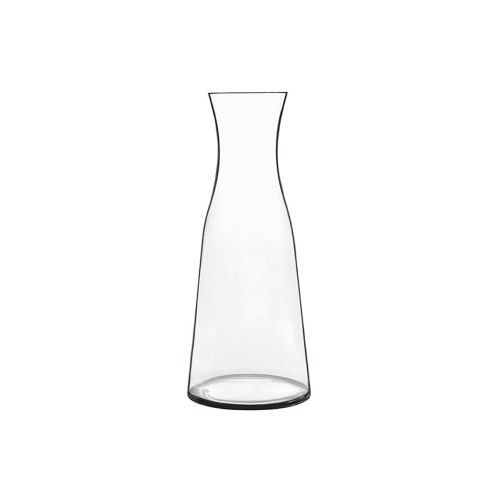 0,25-Liter-Glaskaraffe Atelier in Frontalansicht mit schlankem Hals und zylindrischem Körper. 0,25-Liter-Glaskaraffe Atelier in Frontalansicht mit schlankem Hals und zylindrischem Körper.