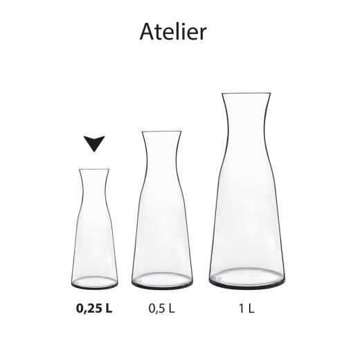 Karaffe Atelier 0,25 Liter, abgebildet in Serie mit anderen Glaskaraffen aus derselben Kollektion. Karaffe Atelier 0,25 Liter, abgebildet in Serie mit anderen Glaskaraffen aus derselben Kollektion.