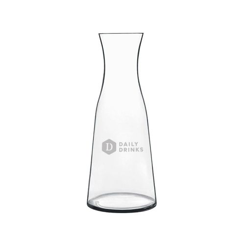 Karaffe Atelier 0,5 Liter aus Glas mit fein eingraviertem DailyDrinks-Logo auf der Vorderseite. Karaffe Atelier 0,5 Liter aus Glas mit fein eingraviertem DailyDrinks-Logo auf der Vorderseite.