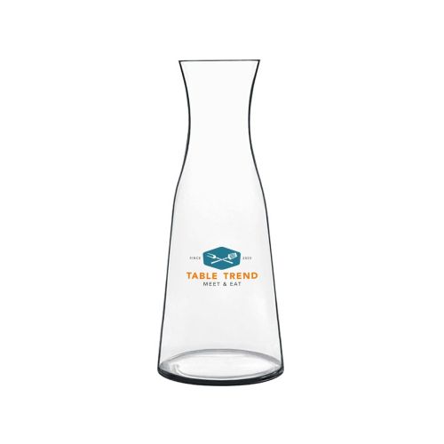 0,5-Liter-Karaffe von Atelier mit mehrfarbigem TableTrend-Logo auf der Vorderseite des Glases. 0,5-Liter-Karaffe von Atelier mit mehrfarbigem TableTrend-Logo auf der Vorderseite des Glases.