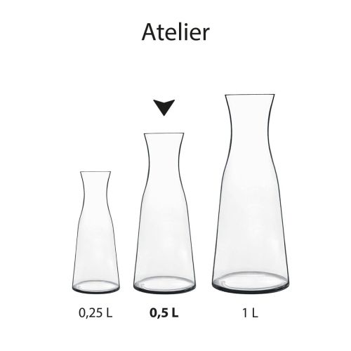 Serie von Atelier-Glaskaraffen, die als Teil der Serie die 0,5-Liter-Atelier-Variante enthalten. Serie von Atelier-Glaskaraffen, die als Teil der Serie die 0,5-Liter-Atelier-Variante enthalten.