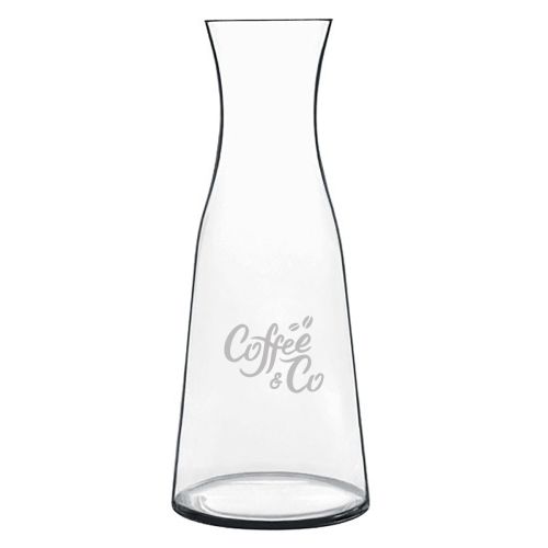 Glaskaraffe Atelier 1 Liter mit fein graviertem CoffeeCo-Logo auf der Vorderseite. Glaskaraffe Atelier 1 Liter mit fein graviertem CoffeeCo-Logo auf der Vorderseite.