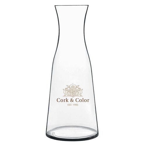Atelier-Karaffe 1 Liter aus Glas mit mehrfarbigem CorkColor-Logo auf der Vorderseite. Atelier-Karaffe 1 Liter aus Glas mit mehrfarbigem CorkColor-Logo auf der Vorderseite.