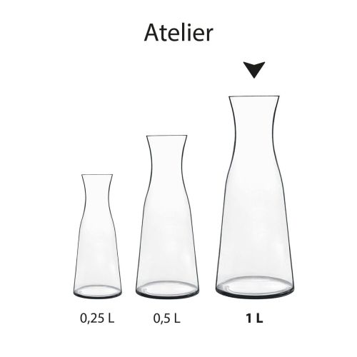 Karaffe Atelier 1 Liter aus Glas, die zusammen mit anderen Karaffen aus der gleichen Produktlinie präsentiert wird. Karaffe Atelier 1 Liter aus Glas, die zusammen mit anderen Karaffen aus der gleichen Produktlinie präsentiert wird.