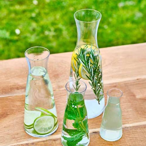 Karaffe Atelier 1 Liter gefüllt mit Getränken in einem stimmungsvollen Rahmen. Karaffe Atelier 1 Liter gefüllt mit Getränken in einem stimmungsvollen Rahmen.