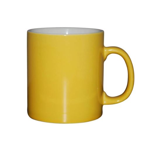 Vorderansicht des gelb-weißen Bechers Kitty 30 cl aus Porzellan, mit Blick auf die glatte zylindrische Form und das breite Ohr.