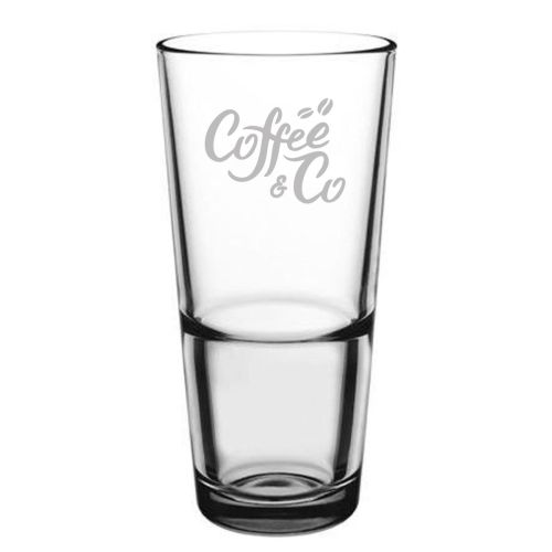 Detail der Lasergravur mit CoffeeCo Logo auf dem Latte Macchiato Stack Grande S Glas 37,6 cl. Detail der Lasergravur mit CoffeeCo Logo auf dem Latte Macchiato Stack Grande S Glas 37,6 cl.