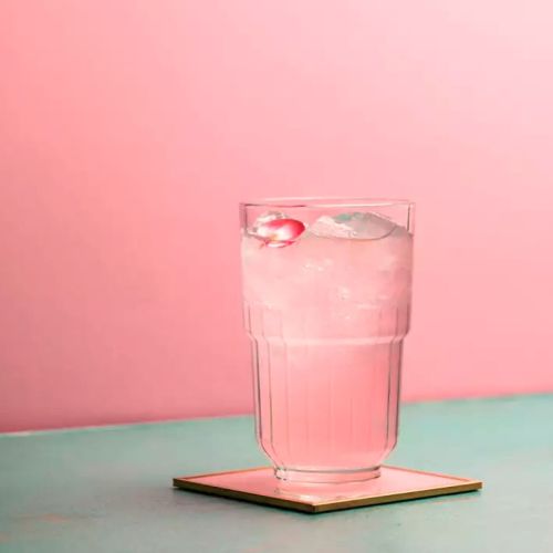 Gefülltes Longdrinkglas Tarq 35 cl. in stimmungsvoller Kulisse