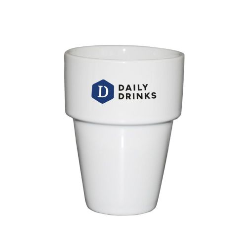 Milchbecher weiß 20 cl Porzellan mit mehrfarbigem DailyDrinks Logo auf der Vorderseite