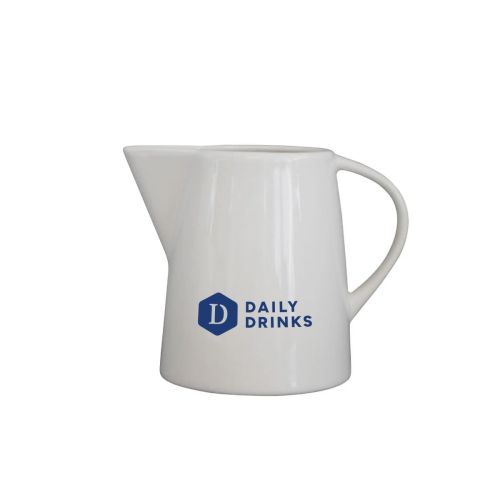 Milchkanne Eva weiß 20 cl. mit blauem DailyDrinks Druck in einer Farbe auf der Vorderseite. Milchkanne Eva weiß 20 cl. mit blauem DailyDrinks Druck in einer Farbe auf der Vorderseite.