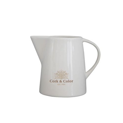 Milchkanne Eva weiß 20 cl. Porzellan mit mehrfarbigem CorkColor Logo auf der Vorderseite. Milchkanne Eva weiß 20 cl. Porzellan mit mehrfarbigem CorkColor Logo auf der Vorderseite.
