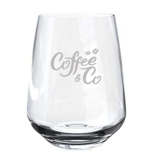 Mencia Whiskyglas von 47 cl mit dezent eingraviertem CoffeeCo-Logo auf der Vorderseite.
