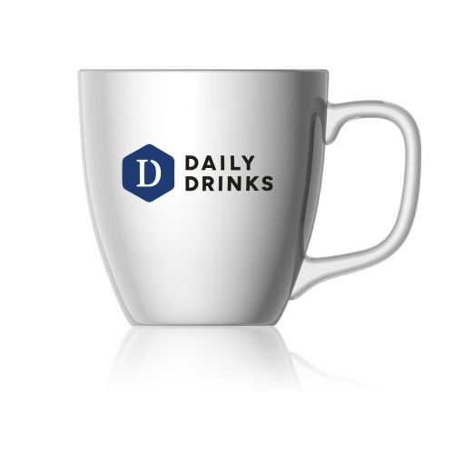 Mok Jumbo 42 cl. aus weißer Keramik mit mehrfarbigem DailyDrinks-Logo auf der Vorderseite