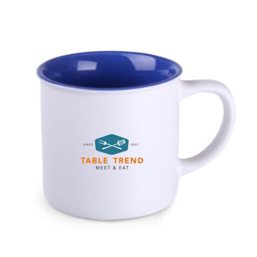 Vorderansicht eines Keramikbechers mit mehrfarbigem TableTrend-Logo auf der Vorderseite. Vorderansicht eines Keramikbechers mit mehrfarbigem TableTrend-Logo auf der Vorderseite.