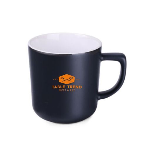 Keramikbecher Rico Supreme 25 cl mit einfarbigem TableTrend-Logo auf der Vorderseite. Keramikbecher Rico Supreme 25 cl mit einfarbigem TableTrend-Logo auf der Vorderseite.